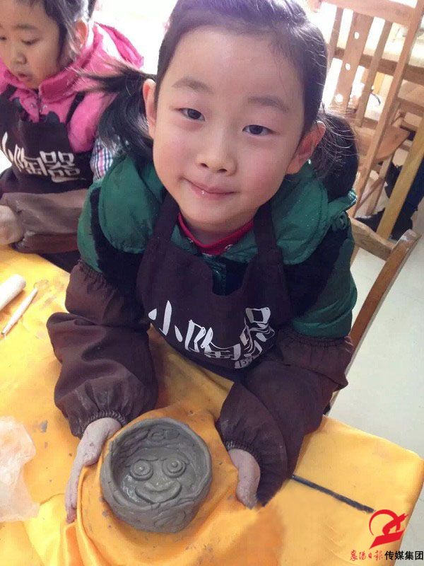 1月17日，微信福利中的6名幸运小记者来到位于人民广场的小陶器陶艺馆做陶艺