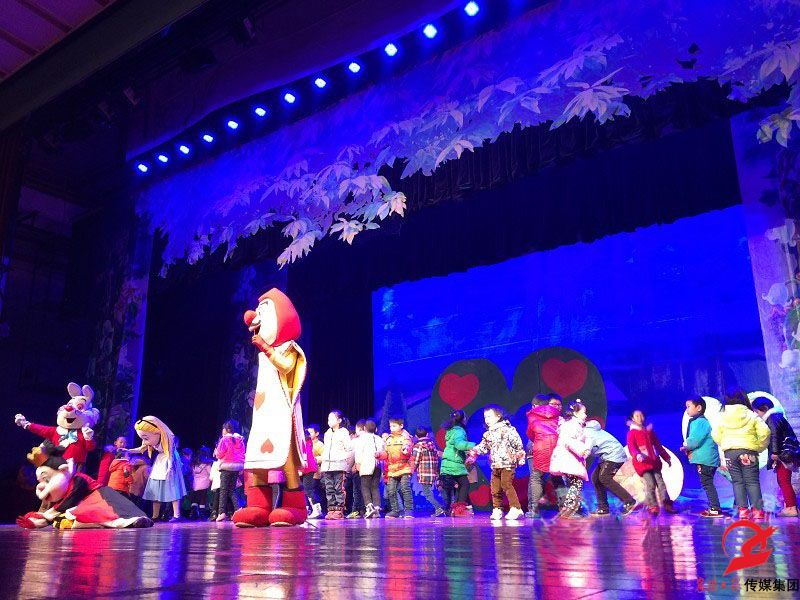 2015年12月27日上午,东风中学小学二部小记者来到襄阳剧院观看人偶剧（报纸登在2016年1月7日）
