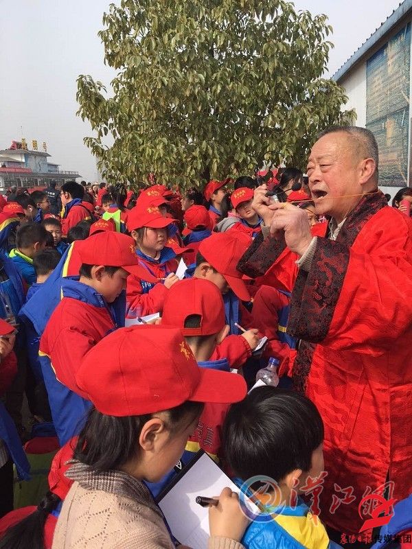 2月28日，昭明小学和诸葛亮中学星旺分校的200名晚报小记者参加以“相聚襄阳城·放飞汉江梦”为主题的第十届穿天节活动，此活动在鱼梁州举行