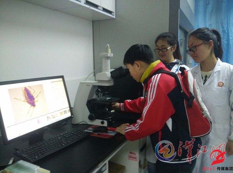 3月20日，500余名小记者走进湖北文理学院化学工程与食品科学学院，在趣味实验中探索科学的奥妙