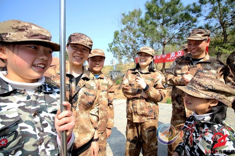 3月27日，“少年去哪儿”素质拓展营第二批小记者家庭真人CS对抗赛在诸葛拓军户外拓展基地告捷