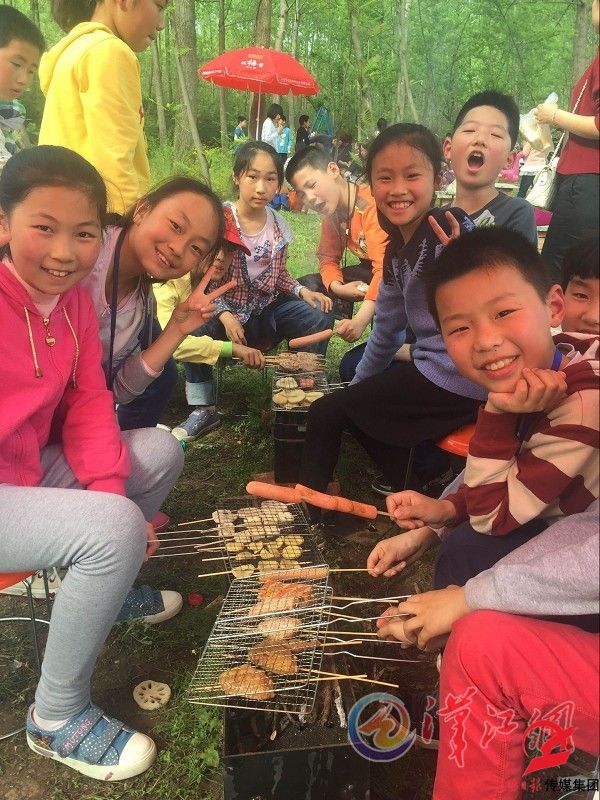 4月10日，第一实验小学、29中小记者走进晨益农业产业园，赏牡丹、做烧烤