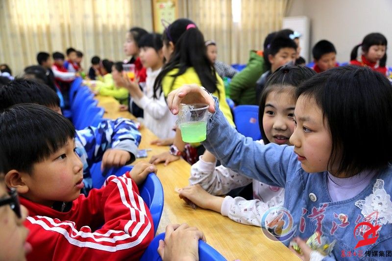 4月20日，襄报学堂联合市食品药品检验所走进晨光小学及荆州街小学，开展了两场食品安全知识讲座