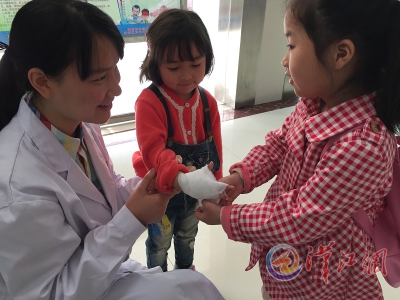 4月24日，襄报学堂超级小记者来到襄阳职业技术学院附属医院，变身“小医生”