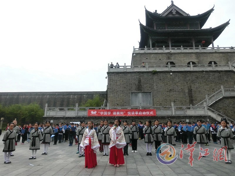 4月23日，人民路小学近两百名小记者在仲宣楼参加了“学国学·诵襄阳”阅读季活动
